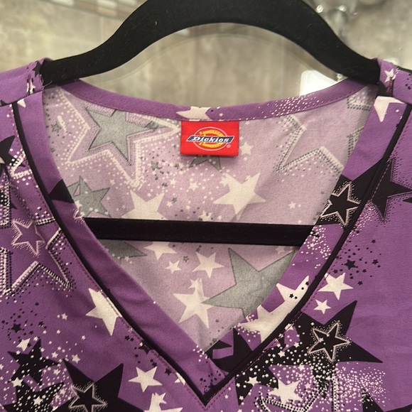 Dickies nursing Scrub top. Size small - Picture 2 of 4